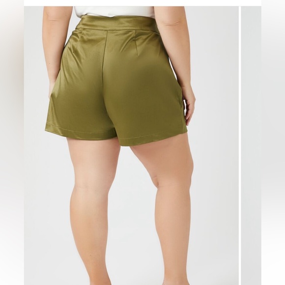 NEW! Forever 21 Women’s High Waisted Satin Trouser Shorts - Picture 2 of 7